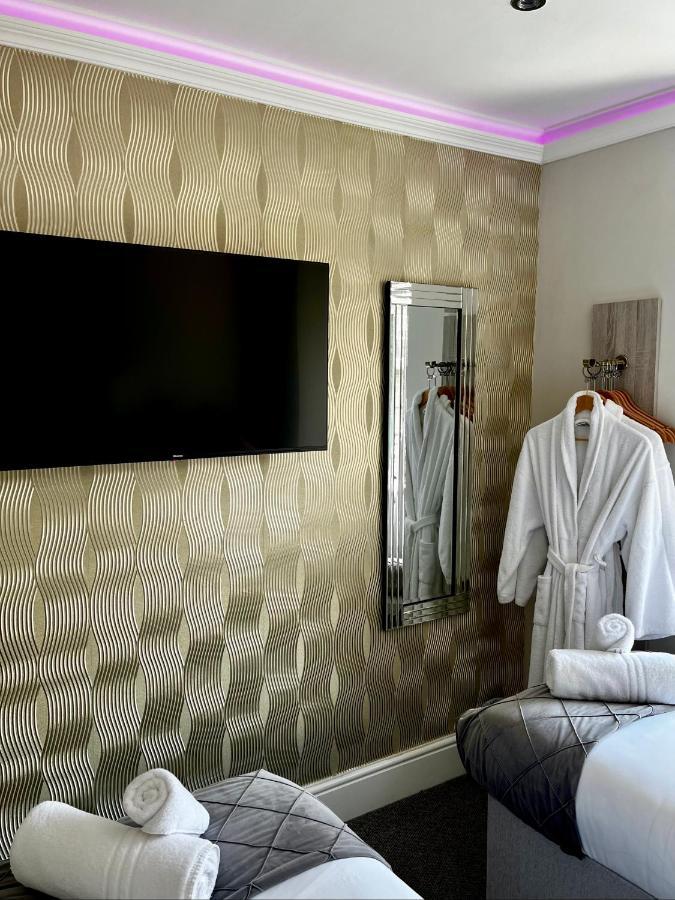 The Mews Boutique Deluxe Apartments, Sleep 2-6 People , Central Location, Free Parking Windermere Exteriör bild
