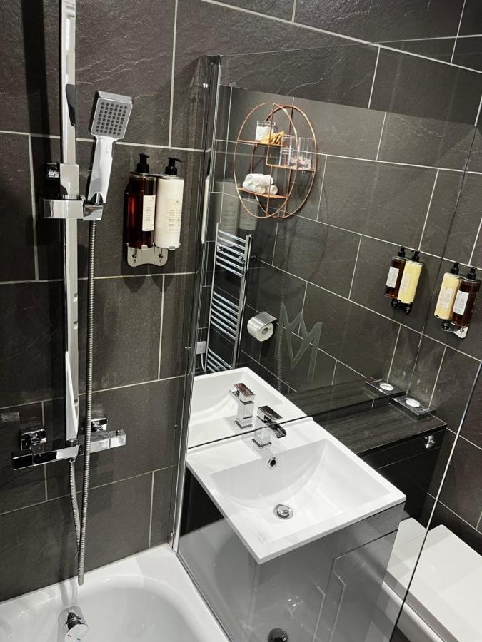 The Mews Boutique Deluxe Apartments, Sleep 2-6 People , Central Location, Free Parking Windermere Exteriör bild